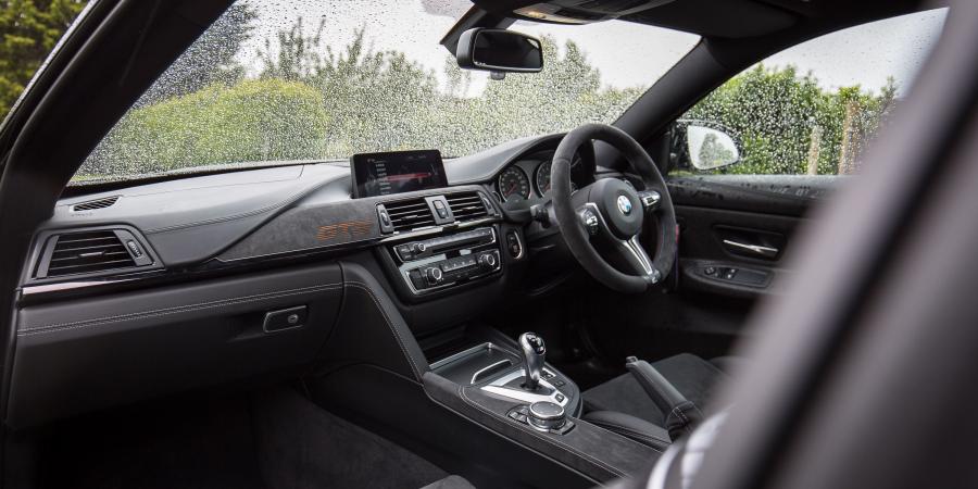 Интерьер BMW M4 GTS 2016 года  (AU) (фото 3 из 26)